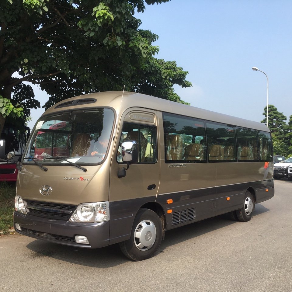 xe county đồng vàng thân dài